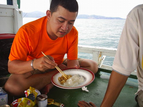 น้าโจ กะลังสาธิตวิธีการทานหมึกที่ถูกวิธี :grin: :grin: :cheer: