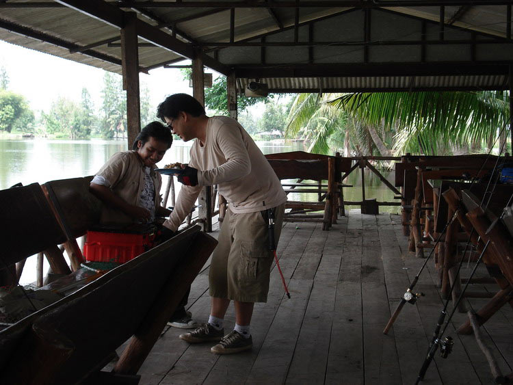 เที่ยงพอดี เรยมาที่หน้าบ่อที่เรือนรัปทานอาหารกัน :cheer: