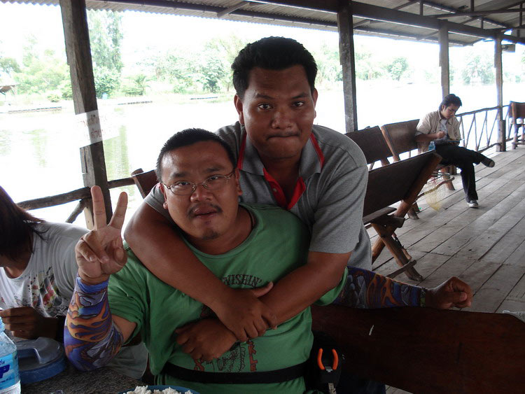 หนึ่งแช๊ะ กับ ผอ.ป๋าต่อ รักกันเหลือเกิ๊นนนนนน คู่นี้ ต้องระวังอยู่ด้วย
ช่วงนี้เค้ามี"ตุ๊ดฟีเวอร์"กำ