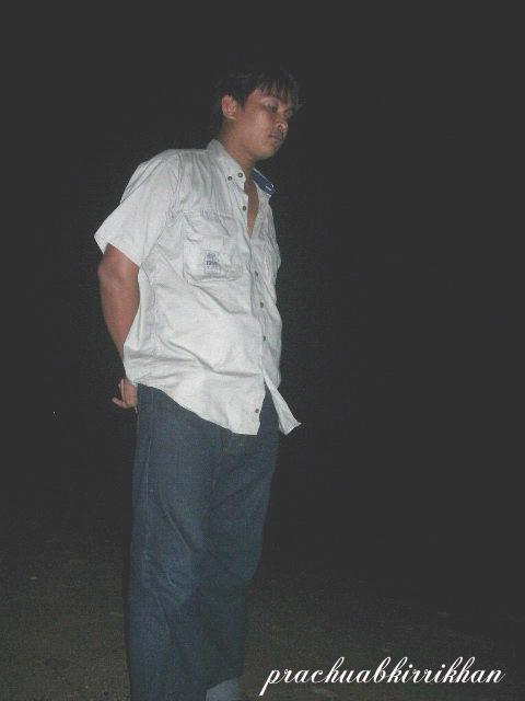 บังคับไปยืน....ให้คอยถ่ายรูป..เพื่อนโ