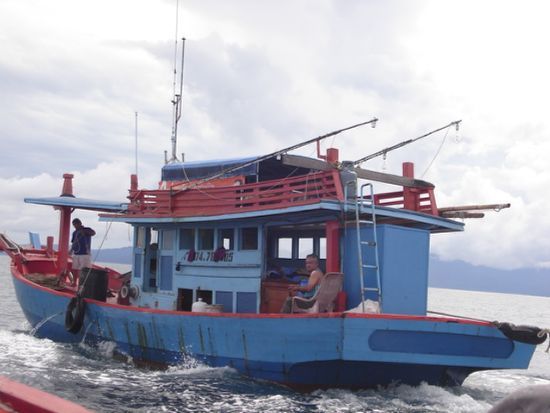 และแล้ว เวลากลับของเราก้อมาถึงเร็วกว่ากำหนดมากมาย

เพราะมีเรือนักตกปลามาจอดเสียอยู่ มีเรือลากมาลำห