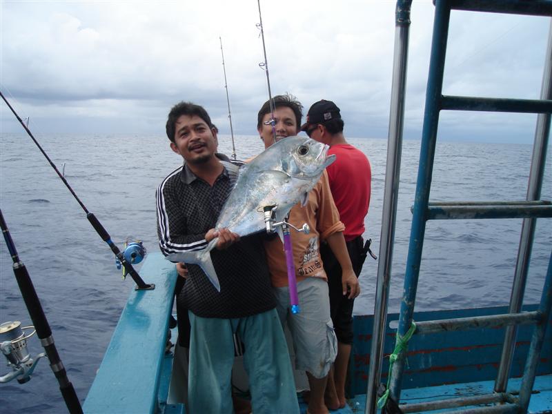 โฉมงามตัวแรก ที่หินมาเล เรือยังไม่ทันทิ้งสมอ โกต้นก็จั่วเต๊ะขึ้นมาแล้ว  :laughing: