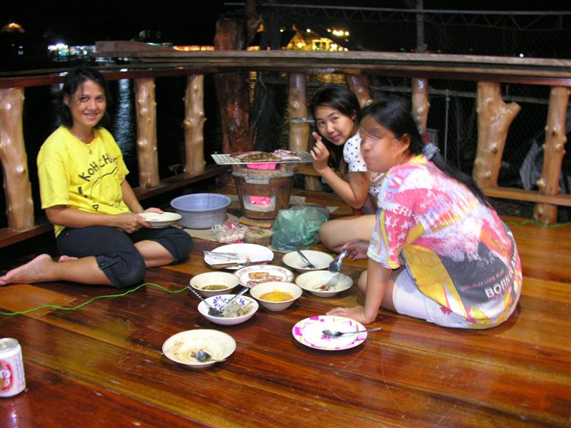  :grin: อาบน้ำเรียบร้อยแล้ว... ออกมาก้อตั้งวงรอกันแล้วครับสาว ๆ สามคนเนี้ย ... 