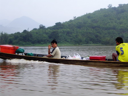 นั่งเรือไปเฝ้าปลาที่ห้วยลำแม่พู