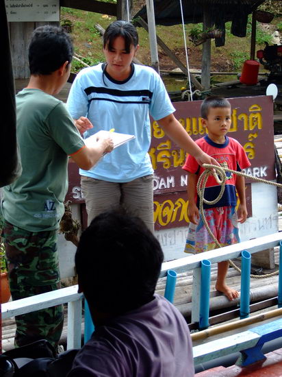 จากนั้นก็เคลื่อนแพกลับ
ถึงจุดตรวจ พี่แขกลงไปทำหน้าที่ พบกับลูกเมียเจ้าหน้าที่แทน
เอ้อ ดีแฮะ ช่วยกั