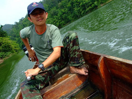 พี่แขกพายเรือตามให้พักนึง สุดท้ายปลาไม่กินก็ต้องรีบกลับ เดี๋ยวโดนเพื่อนทิ้ง  :laughing: