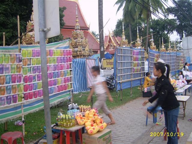 ร้านปาลูกโป่งเอารางวัลมีตามถนนเพียบ สงสัยนิยมกันมาก