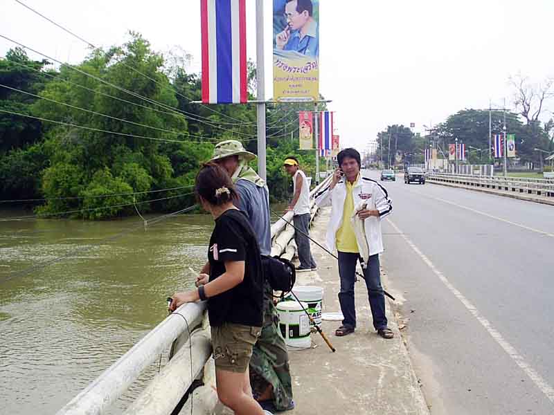 มีนักตกปลาเจ้าถิ่นหลายคนยืนตกอยู่ก่อนแล้ว 