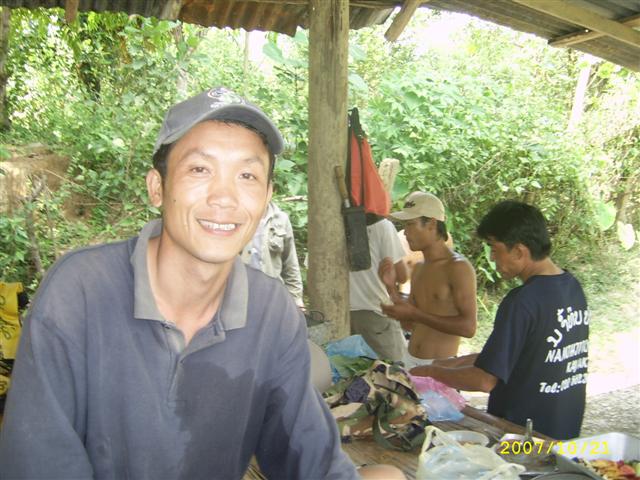 ไกท์นำเที่ยวถ้ำและพายเรือนำชาวเผ่
