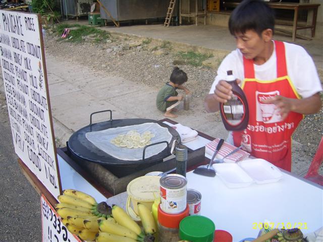 ก่อนเข้าโรงแรม อาบน้ำ แวะกินโรตีลาวจักหน่อย
คนเวียดนาม ทำโรตีลาว ขายให้คนไหย
คนเวียดนามที่นี่เยอะม