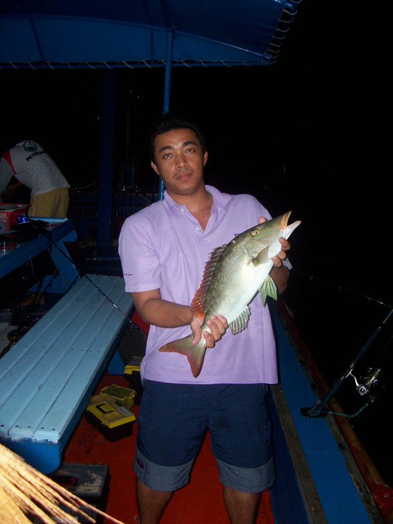 น้าบอลทริพนี้มือแข็งจริงๆ (สงสัยคราวหน้าต้องแต่งหล่อลงเรือมั่งแระ) :cool: :cool: :laughing: :laughin