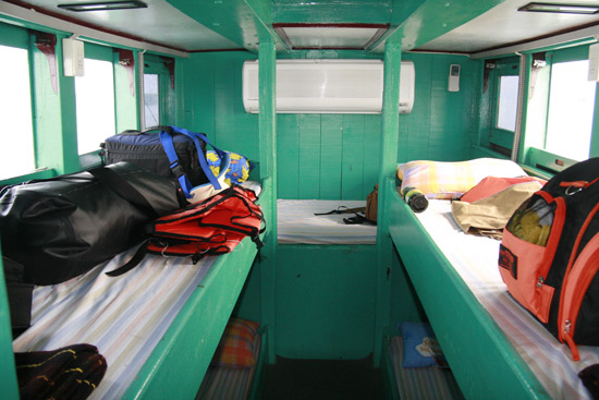 ห้องนอนสบายครับ มีแอร์ติดตั้งเรียบร้อย เย็นสบายครับ :smile: :smile: