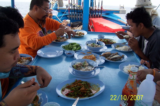 ข้าวมื้อเที่ยงของวันแรกครับ  อร่อยไม่อร่อยดูเอาเองแล้วกันครับ