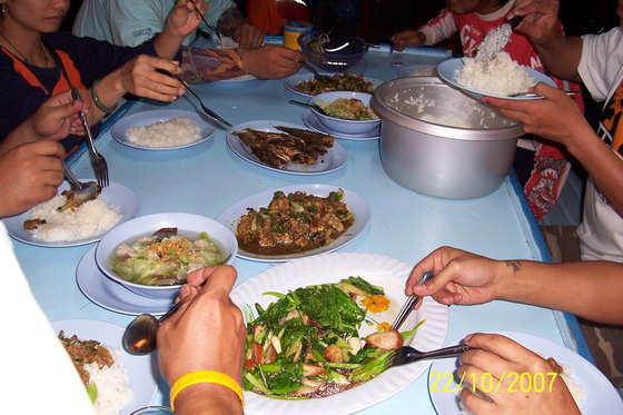 ข้าวเย็นวันแรกครับ เกลี้ยงเหมือนเดิม อิอิ