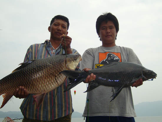 ผมกับพี่เล็ก เจ้าของแพอังคณาครับ :cool: