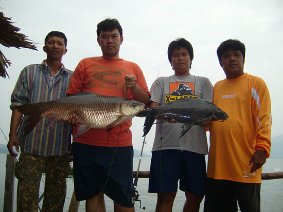 สามหนุ่มจากหัวหิน ถ่ายรูปกับพี่เล็กครับ :cheer: