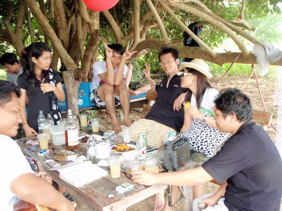 บ่ายโมงตรงเป๊ะ ร้อนตับจะแตก
แต่ภาย