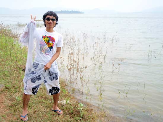 เวลาล่วงเลย มาจนจะได้ บ่ายสาม....
ยังไม่มีปลาขึ้นมาจากน้ำ โดยฝีมือ ของเหล่านักดนตรี....
เป็นที่อดร