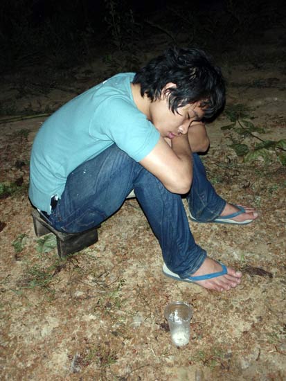 เนี่ย นักร้องท่านนี้ ก้อแพ้น้ำดอกคำฝอย....
เค้าร้องรำทำเพลงกัน ครึ่ก ๆ ....
มานั่งถอดวิญญาณ เข้าเฝ
