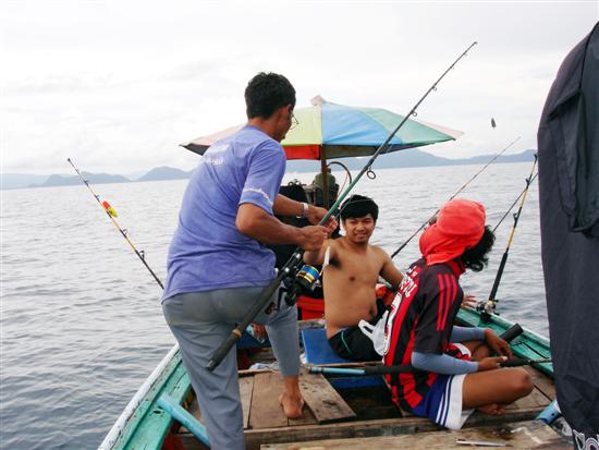 นี่แหละคับ พลพรรคทั้งหลายบนเรือ เริ่มลงมือจัดการกับยุทธโธปกรณ์ที่ตระเตรียมกันมา