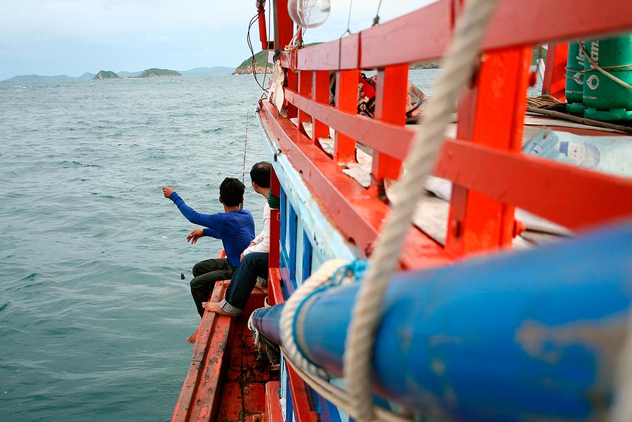 น้าดม ลุ้นไต๋ก้านลงเหยื่อ อยู่ที่ท้ายเรือ

ติดใจข้าวต้มฉักฮื้อ .... สูตรไล่ลมล่ะซี่

 :laughing: