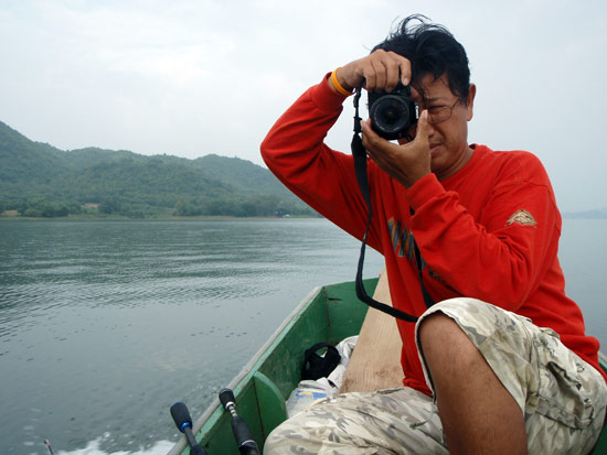 ล่องเรือไป...พี่อ๊อด 300ยอด ก้อยังเพลิน กันการถ่ายรูป..
เป้าหมายหลักๆในตอนนี้ ก้อคือ พงเต๊บมาด..
 