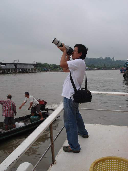 น้าวัฒ(mean fish) เจ้าของฉายา สู้...สู้  :laughing: มายืนทำเท่อยู่
ท้ายเรือ ผมว่าเท่ก้อเพราะถือใอ 4