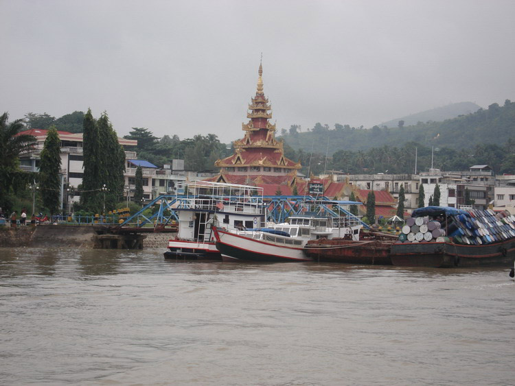 นั่งเรือมาแค่ครึ่งชั่วโมง ก้อถึงแร้วฝั่งพม่า :cheer:

ที่คนไทนเค้าเรียกกัน"เกาะสอง" แต่ถ้าไปเรียกง