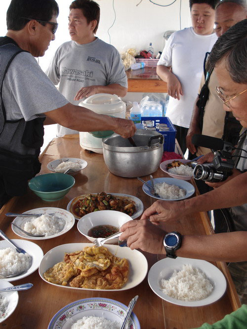 อาหารมื้อแรกบนเรือ.......... :umh: ไม่ได้รู้อะไรเร๊ยยยยยย
เดี๋ยวต้องคืนทะเลเค้าหมดแหล่ะ :laughing: