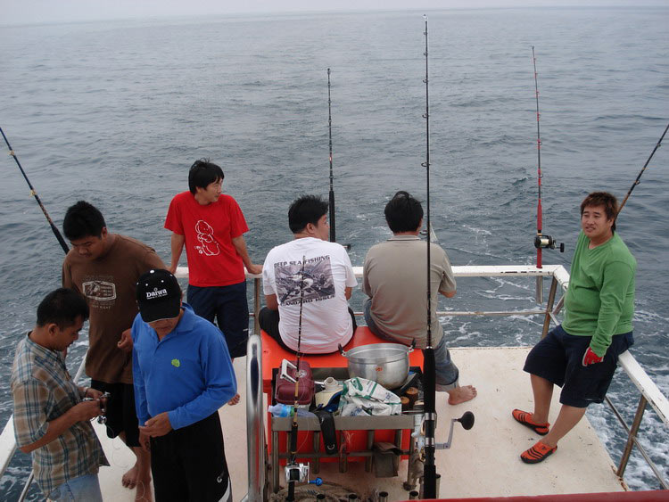 เริ่มมีการก่อจราจลกันที่ท้ายเรือครับ  :ohh: ลงมามะรุมมะตุ้มกัน
ที่ท้ายเรือเพรียบไปหมด อะไรกันมาจากไ