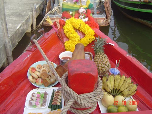 ก่อนออกเดินทางก็ขอพรจากแม่ย่านางเรือกันเสียก่อนครับ