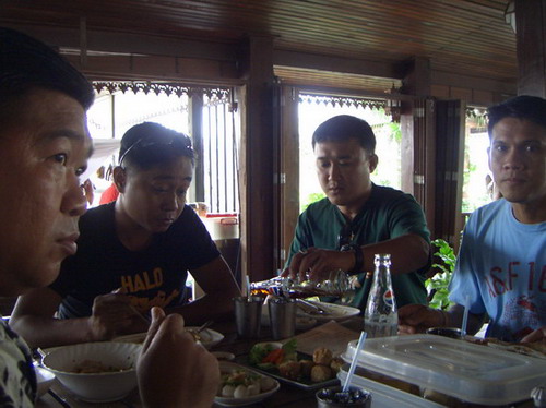 ระหว่างทาง  ที่หมายเดิม  ก๋วยเตี๋ยวปลาเส้น  บ้านบึง

อาหารอร่อยทุกอย่าง  กินกันเข้าไป  กินเยอะ ๆ บ