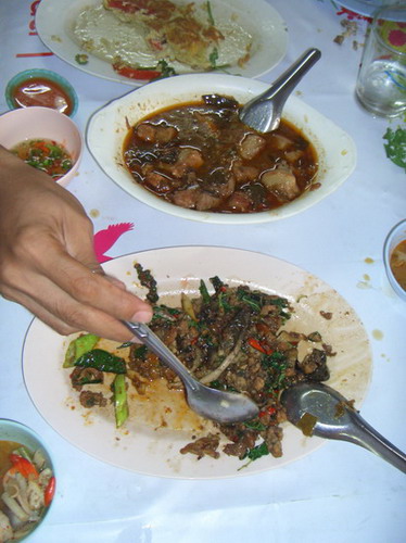 ขากลับ  แวะกินข้าวเย็น  หมูชะมวง เมืองจันท์  แยกเขายา

หร่อยมาก  ซื้อใส่ถุงกลับมากินต่อ  หมดหม้อเล