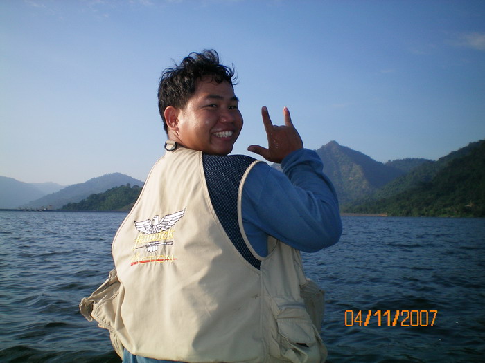  :love: :love:...เก็บของลงเรือเสร็จ ก็แล่นเรือเข้าสู่ฝั่งครับ.... :love: :love:
 [b]เอนหลบจนถึงฝั่ง