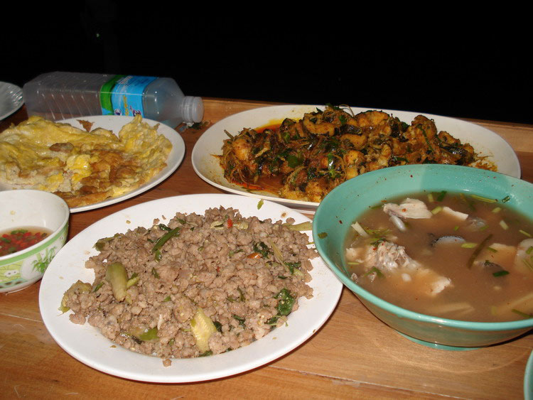 ข้าวปลาทั้งวันทำมาแค่นี้ แต่ไม่มีปัญญาจะกินกันทั้งลำ กินกัน
คนละนิดละหน่อย :sad: กินแค่พอให้ไม่คายอ