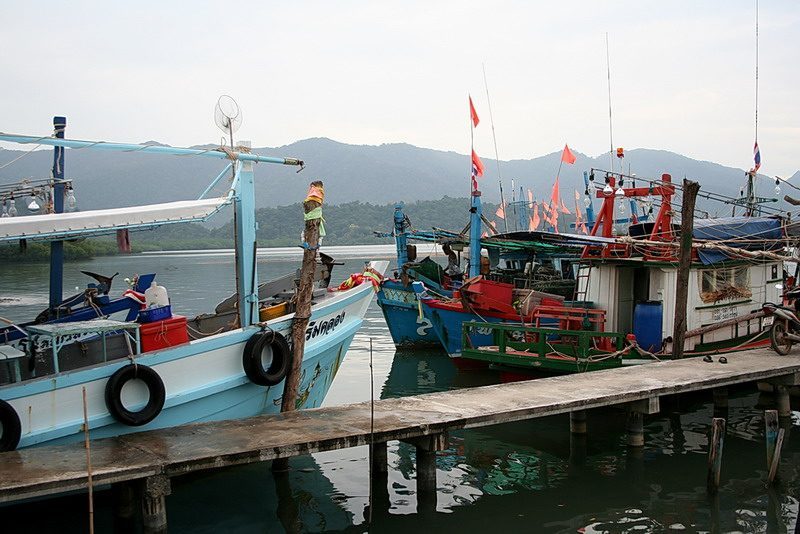 เรือจอดอยู่หน้าบ้านไต๋เลย จากบ้านเดินไปเรือไม่ถึงสิบก้าว ขึ้นลงสะดวกสบาย  :cheer: