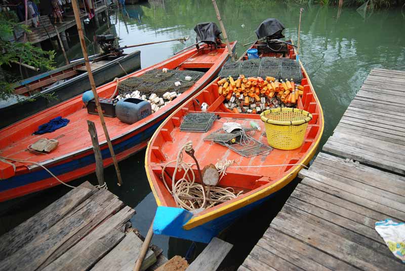 นี่เรือประมงพื้นบ้านมีให้เห็นทั่วไปที่อ่าวกรูด
 :grin: