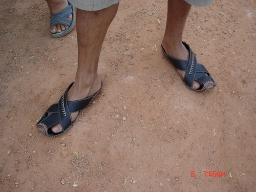 มาดูรองเท้าตกปลาของพี่นึกกัน....สั่งตรงมาจากอินเดียคับ.... :laughing: :laughing: :laughing:
 
[b]อ