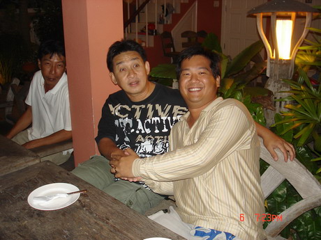 พอจัดโต๊ะเสร็จก็นั่งกันประจำที่.....11