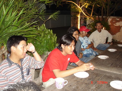 ระหว่างคอยอาหารก็คุยกับพี่เล็ก...ตา