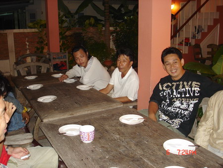 พี่เล็กกำลังแนะนำเรื่องเหยื่อปลอม