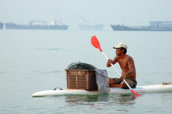 น้าคนนี้กำลังพายเรือกู้ลอบปูอยู่คับ 
รอแกเดี๋ยวๆ :smile: