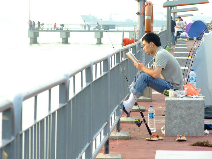 อาตี๋มากางเต๊นท์นอน ดูแล้วเค้าตกปลากันแบบสบายๆดีจัง :grin: