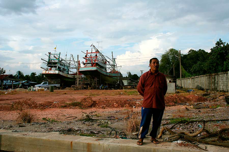 อีกมุมหนึ่งของบรรยากาศ ข้างๆท่าเรือ

 .... เป็ยคานเรือ น่ะครับ ที่เห็นข้างหลัง

เป็นเรือที่ขึ้นค