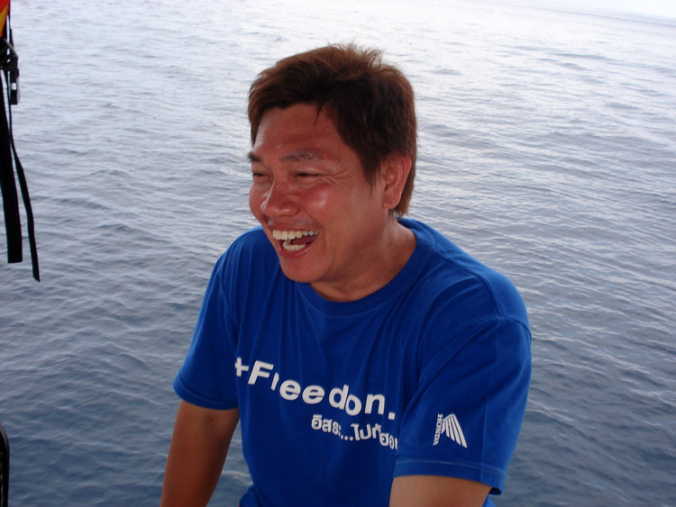 ส่วนคนนี้ก้อนั่งยิ้มอย่างเดียว ปลาไม่แหลก :laughing: 

คนนี้เค้ามีฮาด้วย เดี๋ยวมาตามดูกันคับ :laug