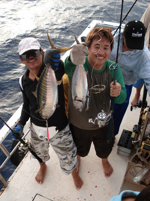 นี่เรย.......ซัดกันมาเป็นคู่ๆ หลังจากไปไททานิคกันอยู่หน้าเรือ
ยังอุส่าได้ปลาพร้อมกันอีก เอิ้ววววว..