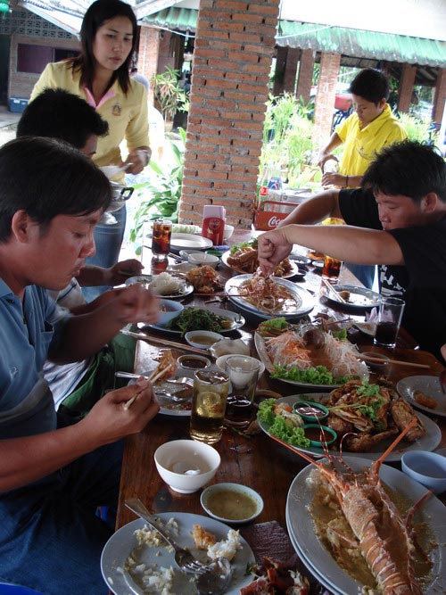 ไม่มีการพูดการจาอะไรใดๆกันทั้งสิ้น ทะเลาะอยู่กับช้อนส้อมกันทุกคน :laughing:

เจ้เจ้าของร้านอัธยาศั
