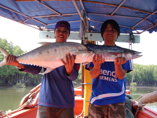 แล้วก็ล่องเรือเข้าปากคลองน้ำเชี่ยว ด้วยความสวัสดิภาพ เฮ้อ!...ช่างไม่มีอะไรแน่นอนเสียเลยกับลมฟ้าอากาศ