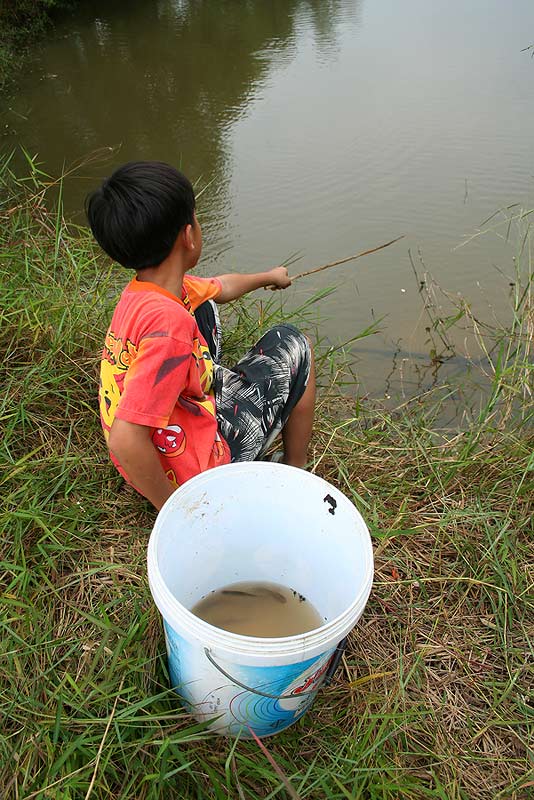 น้องเบนซ์  กินเสร็จแล้วก็มานั่งตกปลาต่อ   

ม่อนซื้อเบ็ด 2 บาท มาผูกกับไม้ไผ่ให้น้อง

โอ้ว......