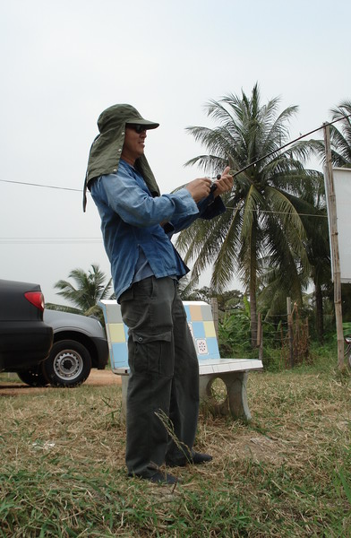 มีคนยืนอัดปลาอยู่ใกล้ด้วย..... :grin: :grin: